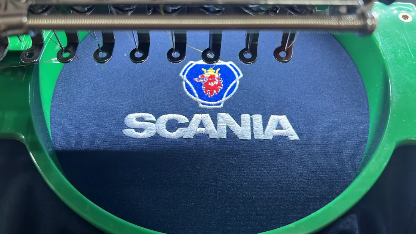 Logotipo Scania bordándose en la máquina
