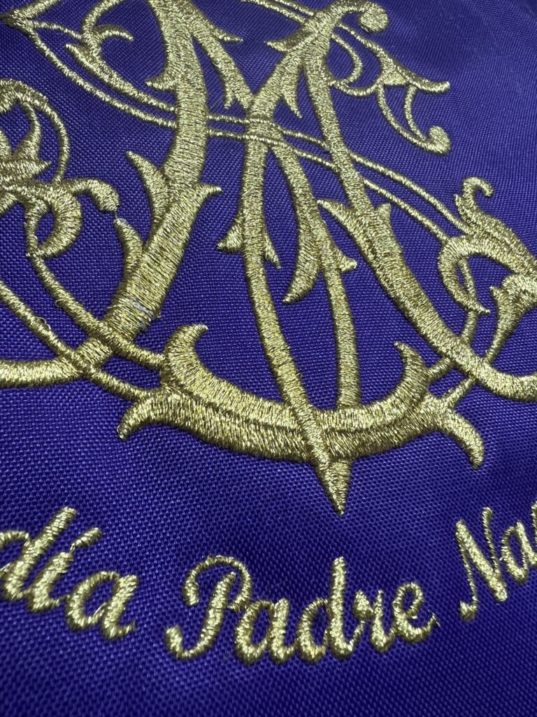 Bordado en hilo de oro sobre terciopelo morado