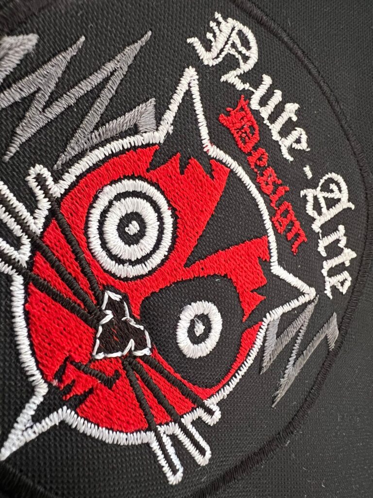 Parche bordado rojo y negro con diseño de diablo