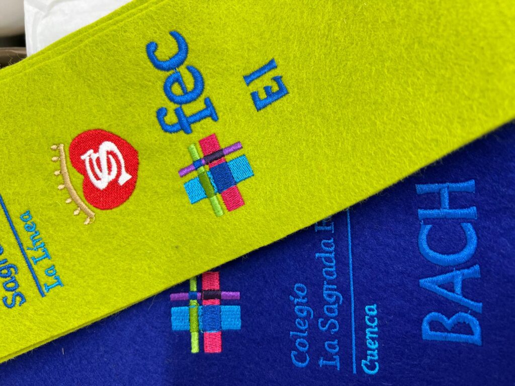 Prendas escolares con logotipos bordados en amarillo y azul