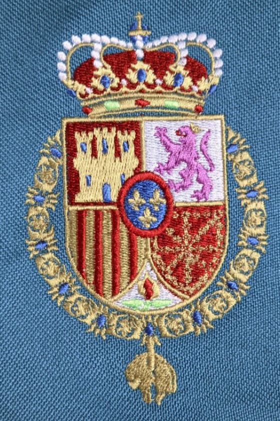 Escudo de España bordado con hilos de colores
