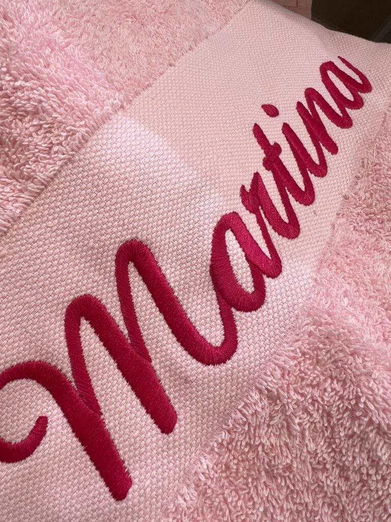 Nombre Martina bordado sobre toalla rosa