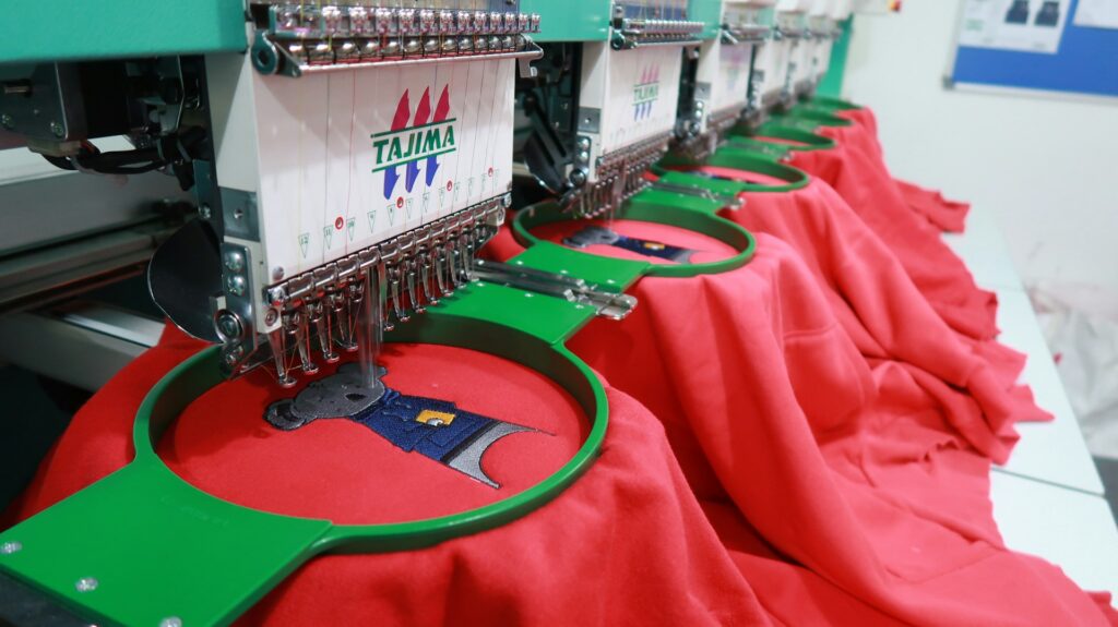 Cómo planificar pedidos grandes de ropa personalizada